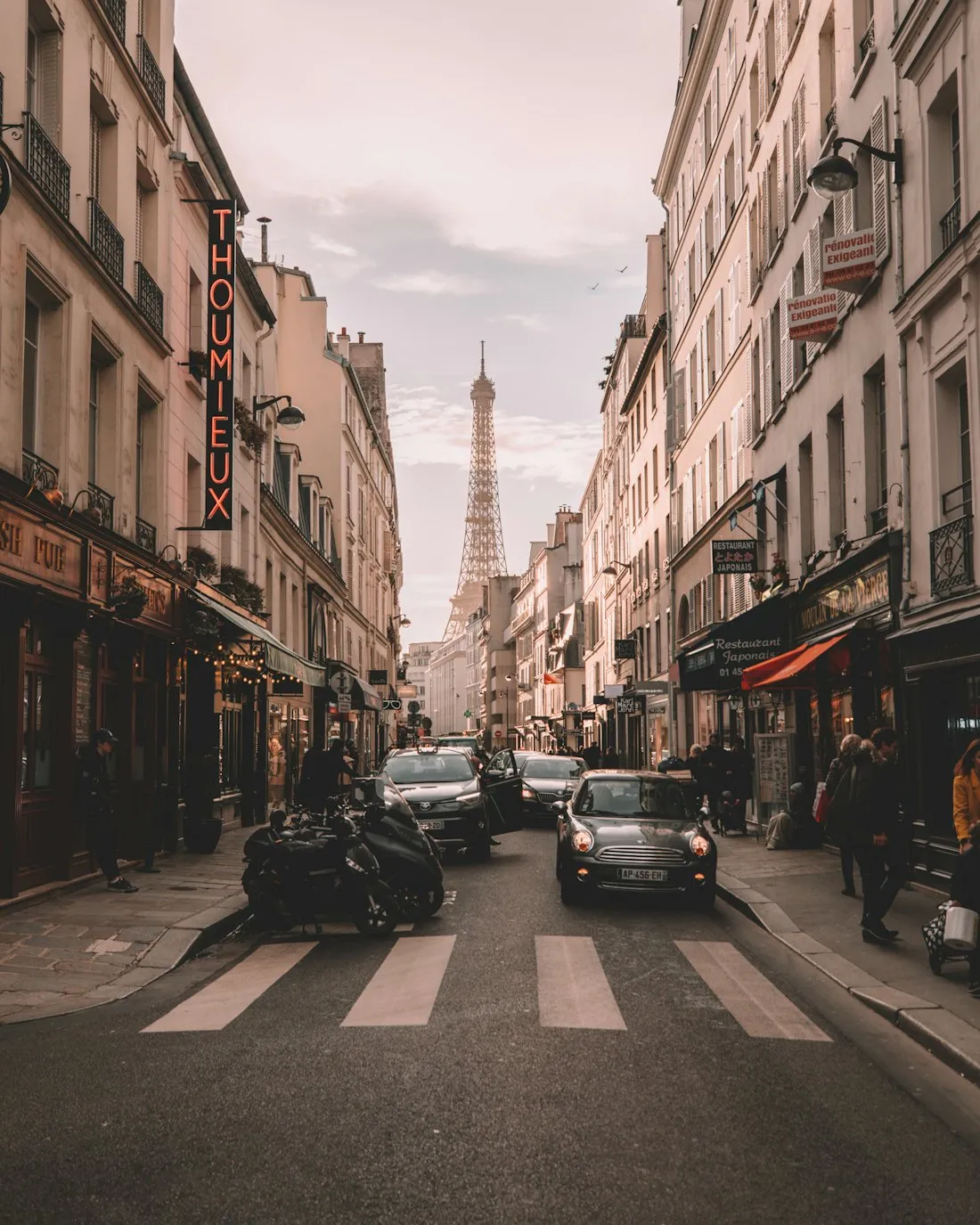 A guided group on a Paris street during an HCG France programme